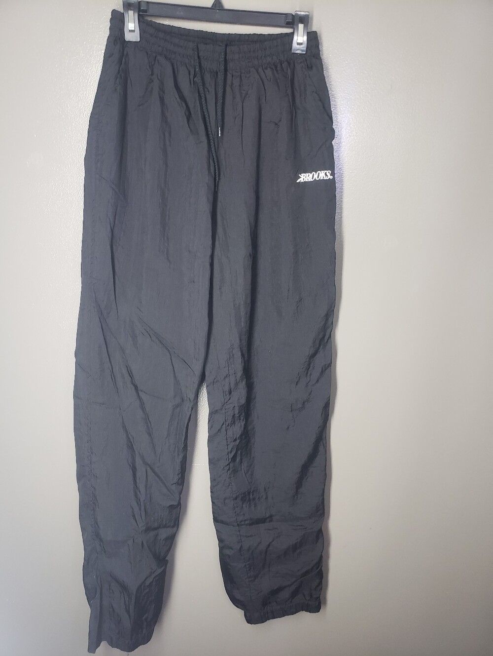 Brooks Mens Black Nylon Sweat Pants Inside Lined Size Large Small Flaw 58990